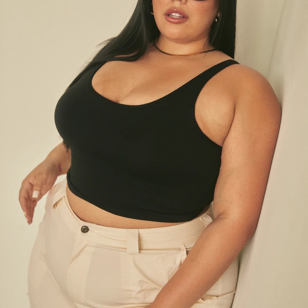 NWT Klassy Scoop Neck Brami Crop Tank | Black